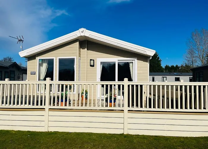 Heathery Lodge With Hot Tub