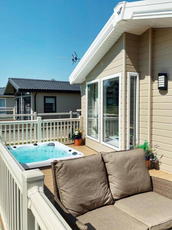 Heathery With Hot Tub Lodge York